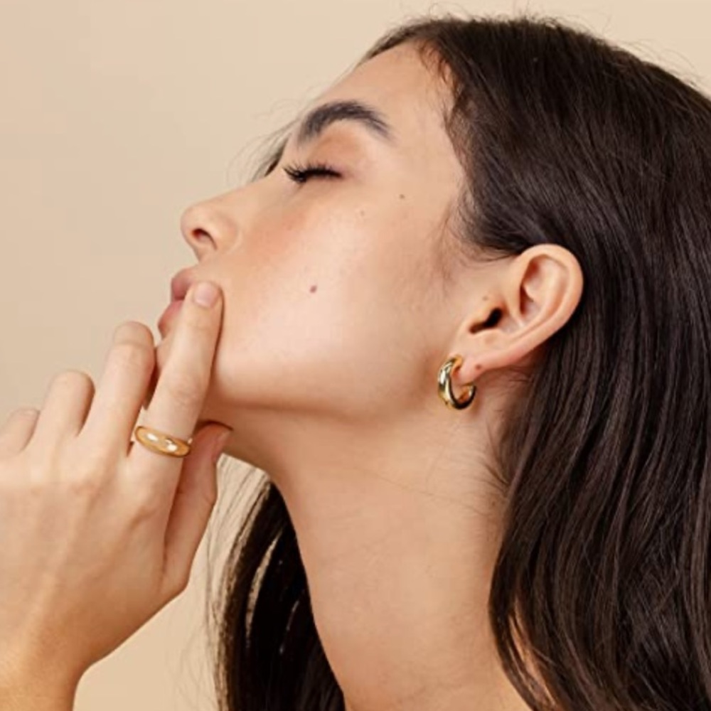 NWOT Pavoi gold earrings